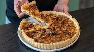 Tarte aux oignons fondants de grand-mère avec pâte à tarte salée maison effet feuilleté