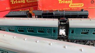 Tri-ang Railways R.22 SR Passenger Coaches with early R.50 Princess Elizabeth