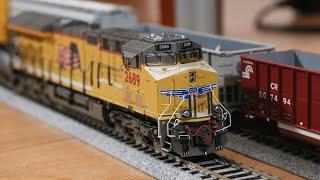 ScaleTrains Union Pacific HO Scale ET44AH Unboxing