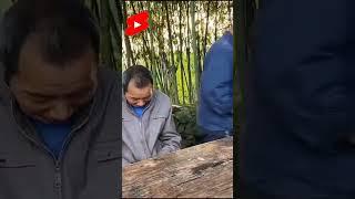 लकड़ी की चप्पल बनादि बूढ़ा आदमी खुश हो गया#short