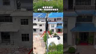 农村两兄弟商量一起建房，老弟先建好，却用一堵墙把哥哥隔开