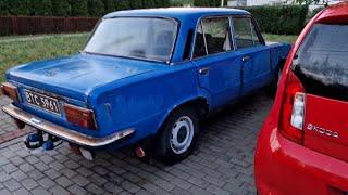 Zniszczony Fiat 125p na czarnych tablicach