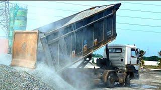 Tom and jerry jcb | ashok leyland 12 wheel truck unloading rock powder | Truck video | jcb