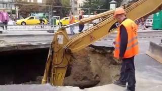 CAT M315 excavator at work (Budapest, Fővám tér)