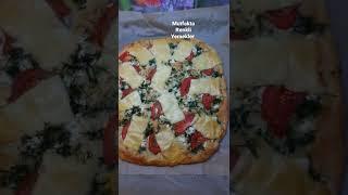 Dereotlu Peynirli Kolay Ev Pizzası Mutfakta Renkli Yemekler 