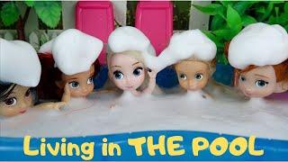 The LITTLE MERMAID is LIVING in the POOL | Disney Princesses