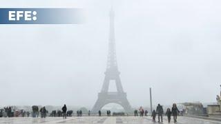 Vuelos cancelados y la torre Eiffel cerrada por el temporal de nieve en París