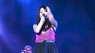 Miranda Cosgrove - Kissin U (LIVE) At Universal Orlando