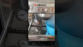 Máy pha cà phê casadio lỗi bơm liên tục , tràn nước ra ngoài