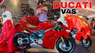 Finally 2025 ki india ki peheli ducati v4s ki delivery leli // first ride impression