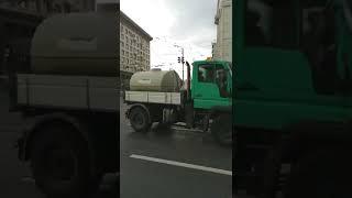 Машина с поливалкой и бочкой.