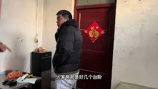 客户找小杰订砖，交易是小，做人是大，一定会把诚信放在第一位。