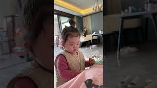 #萌娃 幄幄真的是我的#暖心 小汤圆，看着心里都是甜甜蜜蜜～不愧是妈妈的#小棉袄 #骗你生女儿 #柿子汤圆