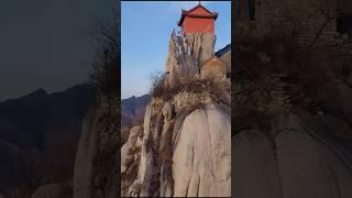 道教祖师汉代张道陵张天师与明代张三丰于此潜修。因山势陡峭似屏障，故得名「嶂陡山」#风景 #旅行 #chinatravel #古建筑之美 #历史古迹 #带你看风景