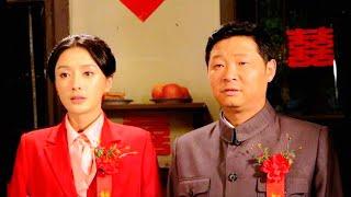 男人娶了个未婚先孕的老婆喜当了爹，却还在床下睡草席！
