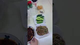接孩子之前去买了些糕点，车上老婆和我说等明年要给我买辆奔驰开