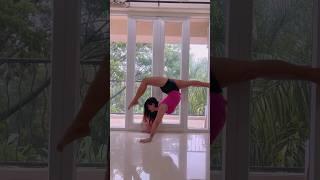 Handstand split #yogaurmi #yoga #yogabody #yogawithurmipandya #yogapose