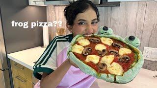 MAKING A PIZZA FOR THE FIRST TIME! (Frog Pizza)