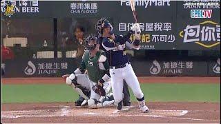 【易遊網爪嗨賴】06/17 黃衫軍分別靠著岳東華的一壘安打及高宇杰二壘安打攻佔得點圈，隨後宋晟睿深遠飛球送回兄弟本場賽事第一分。CTBC Brothers 中信兄弟