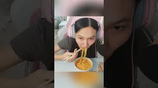 Aru eats spicy RAMEN on Roblox! #roblox #robloxshorts