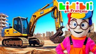 Les enfants construisent avec des pelleteuses | Les enfants font semblant de jouer !  Kidibli