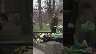 Володимир Зеленський вшанував пам’ять Героїв Крут