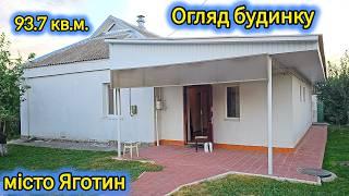 Будинок 4 кімнати, гараж, двір, неподалік вокзал, школа, садок, АТБ - все є поруч і пішим ходом.