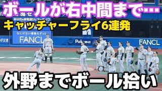 【今日はノック絶不調や…】まさかの右中間フェンス手前までキャッチャーフライを飛ばしてしまった筒井コーチ。ボールを拾ってきた熊谷に阪神ナインがお疲れさまの拍手