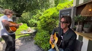 Per Gessle - Nyper Mig i Armen making of in his garden