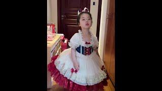 没能穿着漂亮衣服去学校，那就在家展示下吧！#宝宝日常vlog #搞笑 #funny #cute #萌娃