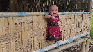 Single mother-weaving bamboo to fence the kitchen