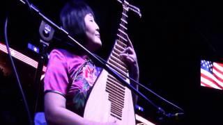 Gao Hong plays the National Anthem on Chinese pipa at the NBA Timberwolves game.在NBA篮球赛前中国琵琶演奏美国国歌。