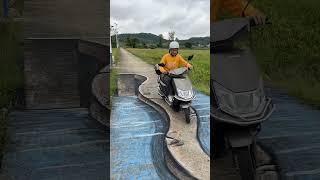 这骑车技术也太好了吧，这都能骑过去！ #彩绘张世先