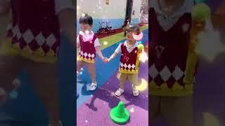 男孩是个乖宝宝让松手就立马松手！#幼儿园 幼儿园的体能游戏