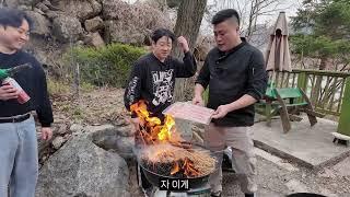 기장식 볏집 꼼장어 활 낙지에 한우 육회 탕탕이에 한 잔 했습니다.