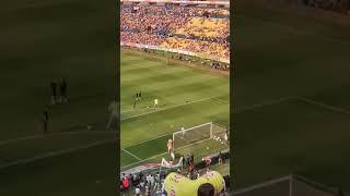 Tremendo Balonazo recibe Edecan en Partido de fútbol de tigres