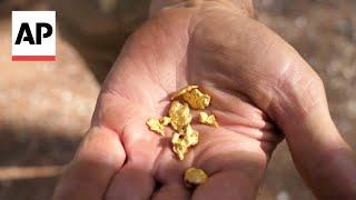 Tourists head to Australian town to hunt for gold