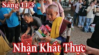 Khất thực sáng 11/3 sư Minh Tuệ và 28 sư Nhỏ rất tốt đẹp nhìn thầy rất là thương