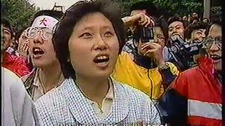 反共爱国學生領袖柴玲在共匪洗腦新聞媒體人民日報報社前抗議喊口號，1989 beijing Chai Ling protesting in front of the People's Daily
