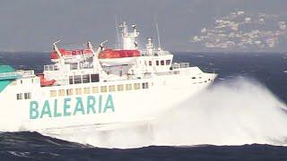 Así luchan los barcos contra el Levante en la ruta del Estrecho