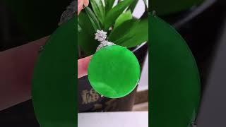 手機實拍 天然A貨翡翠 18k白金鑲嵌冰潤滿綠素面牌掛件 水頭好 玉質細膩 佩戴效果好 #翡翠