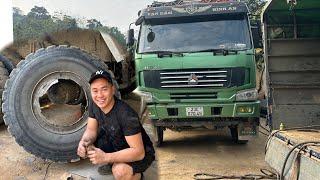 replace broken rim of 3 axle howo 40 ton truck Giang's daily car repair work