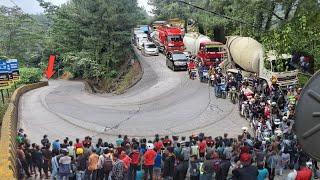 Jalan Sudah Dikosongkan‼️ Sopir Lakukan Kesalahan Fatal, Ratusan Orang Menderita di Sitinjau Lauik