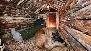 Bau Einer Warmen Bushcraft-überlebensunterkunft in Wildtieren, Kamin, Kochen Am Lagerfeuer