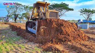 Strongly mighty Bulldozer KOMATSU D65E pushing soil clear land | CAMBO-Machine