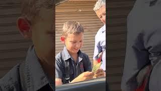 UN PEQUEÑO VENDEDOR CON UN GRAN CORAZÓN ️ #youtube #viral