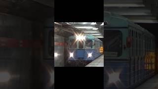 Ретро-поезд Петербургского метро на станции Площадь Мужества