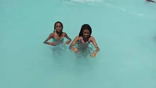 Eu e minha prima na piscina 