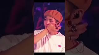 Такой трогательный,чувственный и искренне любящий своих поклонников #bts #v #kimtaehyung #taehyung
