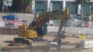 Kranplätze müssen verdichtet sein - Kettenbagger CAT 325 beim Ausbau von Stahlträgern